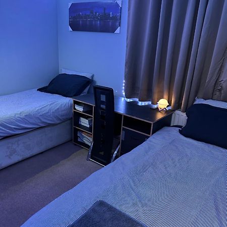 London Gateway Get-Away Apartment Hounslow Exterior photo