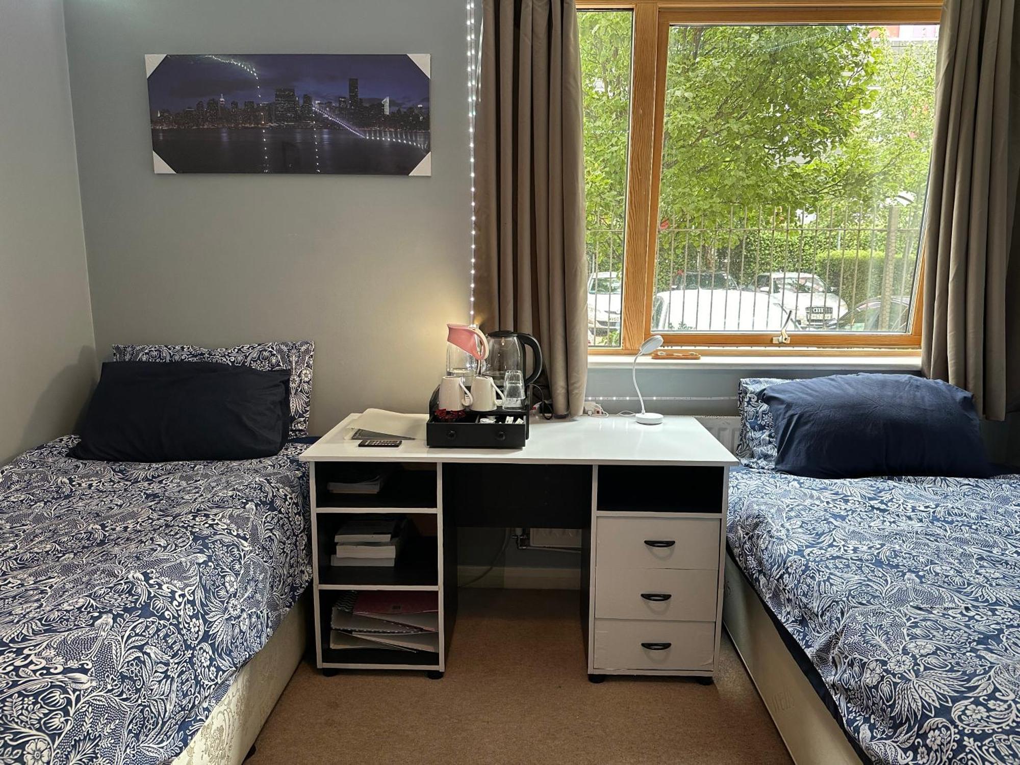London Gateway Get-Away Apartment Hounslow Room photo