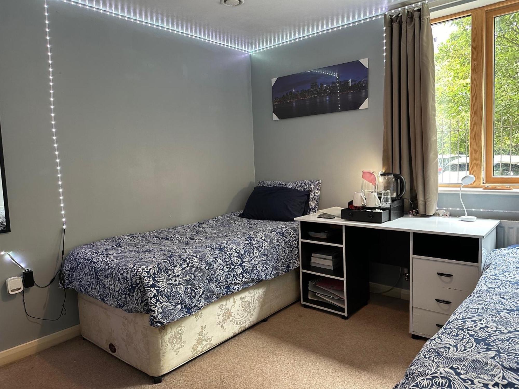London Gateway Get-Away Apartment Hounslow Exterior photo